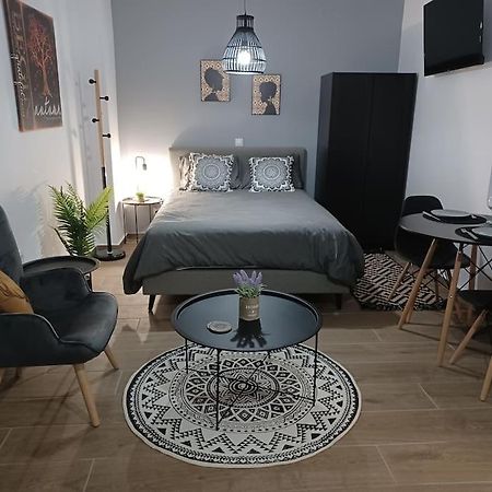 Petite Suite With Backyard. Mytilíni Exteriör bild